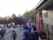 芦安バス停でバス乗車待ちの長蛇の列