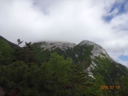 道中で見上げる摩利支天と雲の中の山頂