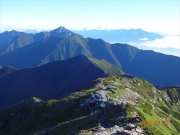 下山道から北岳肩ノ小屋と甲斐駒を眺望