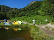 白根御池小屋テント場から北岳山頂を眺望