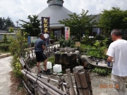 道の駅白州の名水場に集う人々