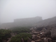 霧に煙る笠ヶ岳山荘