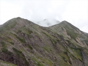 下山路で振り返る笠ヶ岳山頂方面